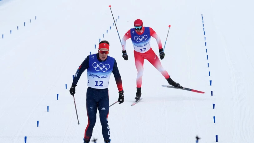 Dario Coloigna (hinten) am Samstag im Ziel seines letzten olympischen Rennens - etwas mehr als einen Tag später ist Cologna zurück in der Schweiz