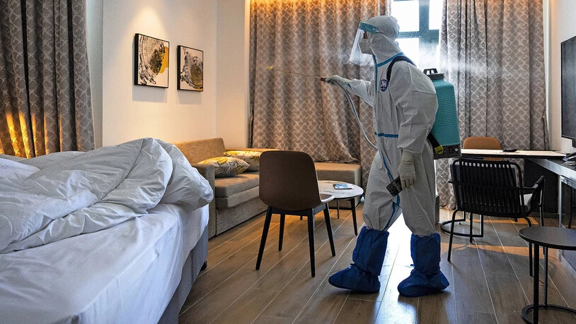Die «Mondmenschen» prägen die Tage von Peking: Ein Mitarbeiter desinfiziert ein Hotelzimmer in Zhangjiakou.