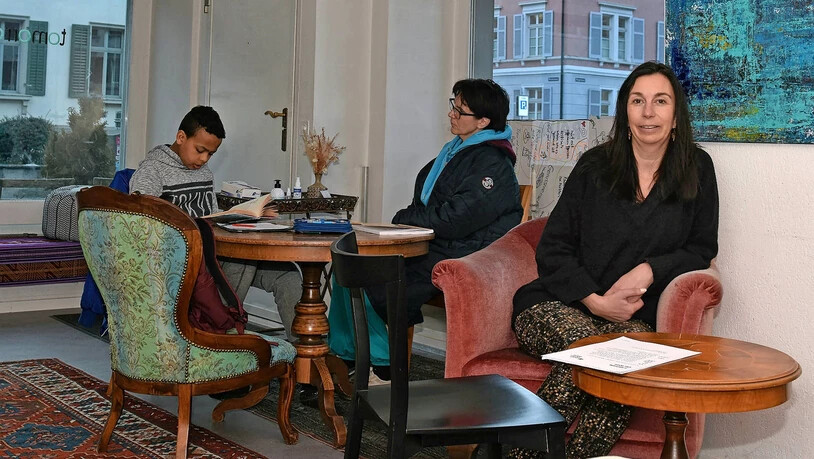 Begegnungen, Beratung und individuelle Tandems: Simone Vock (rechts) koordiniert die Vereinsaktivitäten des Träffpunktframi, im Hintergrund läuft ein Aufgabenhilfe-Tandem im Raum «Tomorrow».