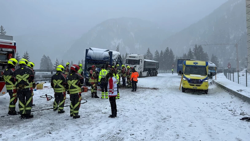 Verschneite Fahrbahn: Zwei Transportfahrzeuge kollidieren am Montagmorgen bei Sufers. Die Strassenrettung der Feuerwehr Andeer ist ausgerückt.