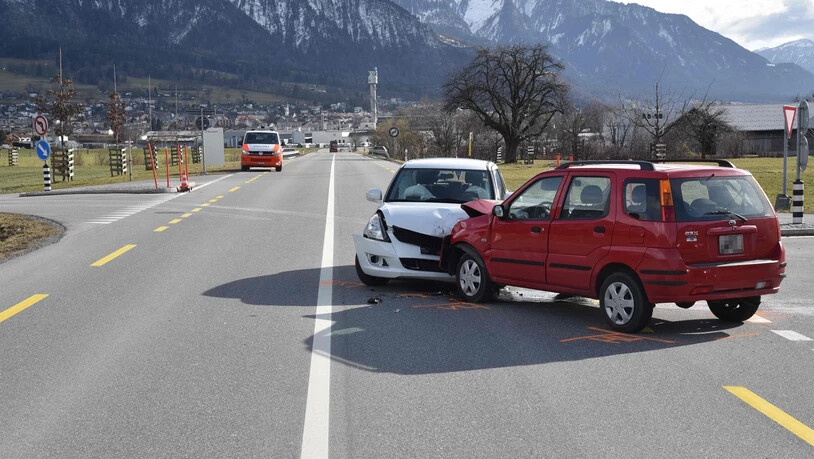 Ein Autofahrer ist beim Einfahren auf die Hauptstrasse in Landquart über die Fahrbahnmitte gerutscht. Dort kollidierte sein Auto mit einem Auto aus der Gegenrichtung.