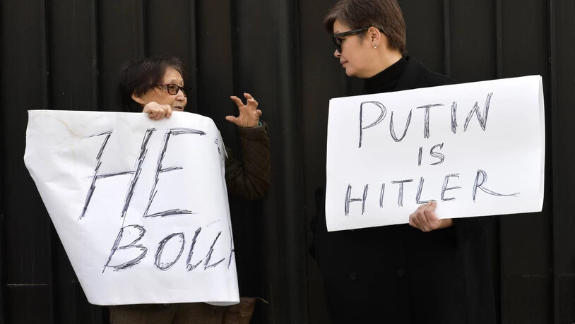 Demonstranden halten Poster, die lesen «No war, and Putin is Hitler» in Bishkek, Kyrgyzstan