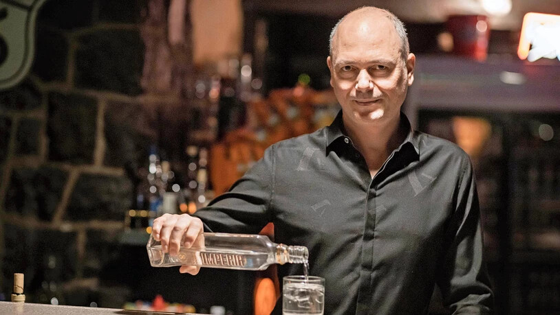 Weg damit: «Route 66»-Wirt Marc Brunner will nichts mehr von russischem Wodka wissen.