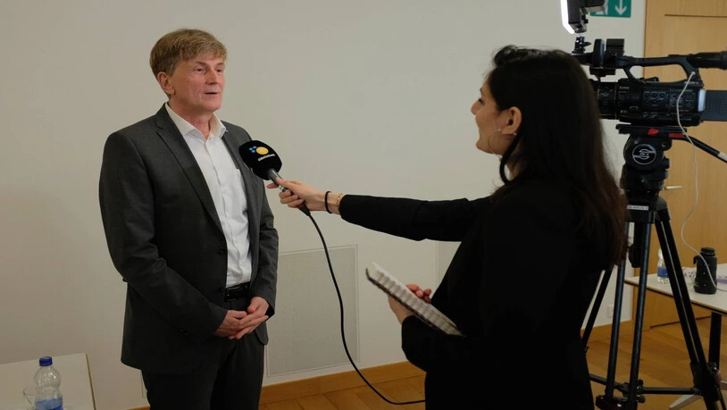 Gut gelaunt vor der Kamera: Stefan Hirt beantwortet der TV-Südostschweiz-Redaktorin Fragen zum Jahresabschluss 2021