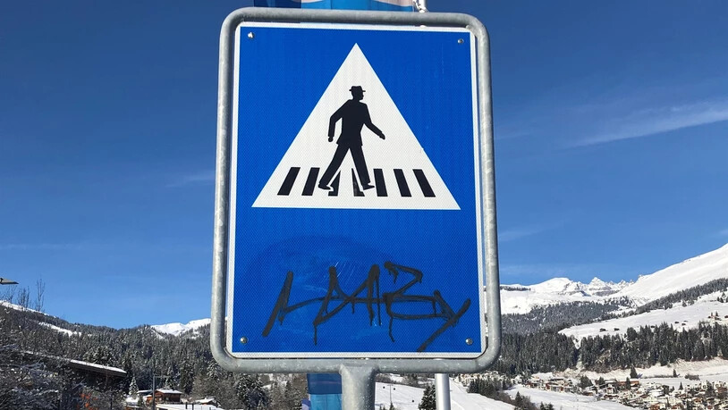 Schmierereien: Mit Filzstift sind Verkehrstafeln bemalt worden.