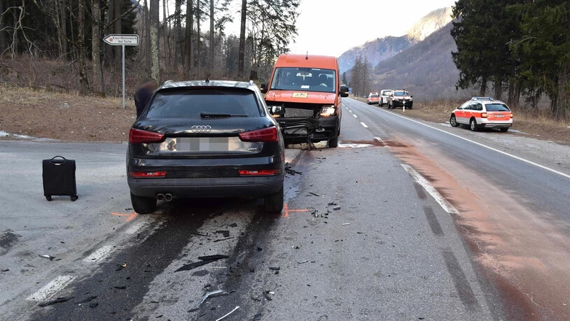 Wegen Sekundenschlafs: Auf der Hauptstrasse bei Vicosoprano schläft ein Autofahrer ein und verursacht einen Unfall.