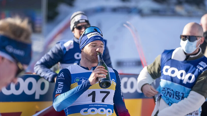 Dario Cologna gönnt sich einen Schluck aus der Champagner-Flasche.