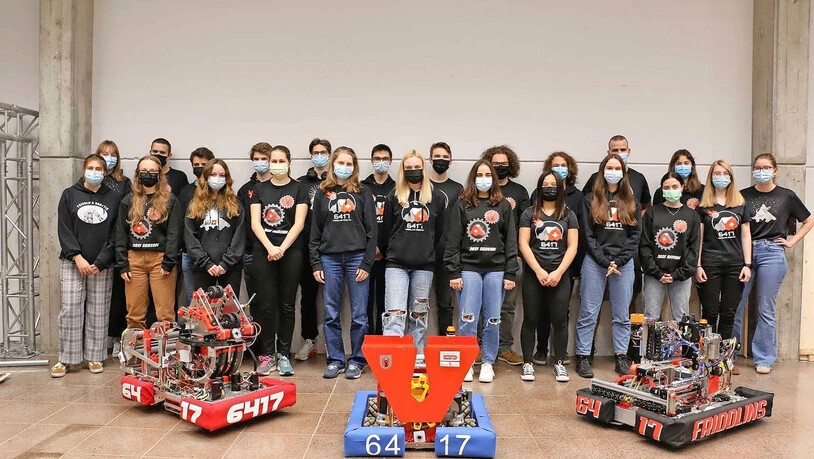Über die Hälfte ist weiblich: Das Team Robotik bereitet sich auf die Robotermeisterschaften vor und sogar das Schweizer Fernsehen interessiert sich dafür.