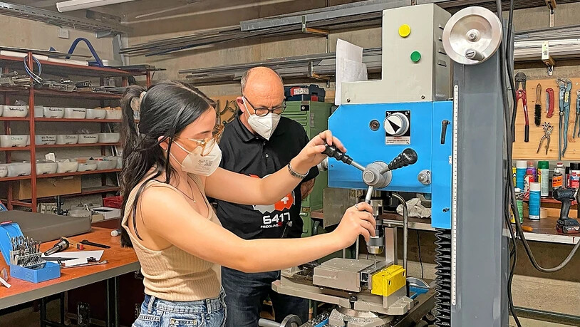 Über die Hälfte ist weiblich: Das Team Robotik bereitet sich auf die Robotermeisterschaften vor und sogar das Schweizer Fernsehen interessiert sich dafür.