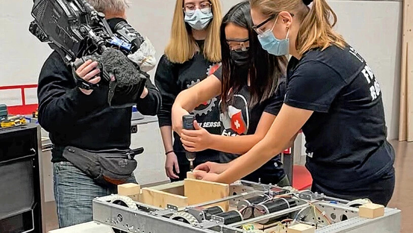 Über die Hälfte ist weiblich: Das Team Robotik bereitet sich auf die Robotermeisterschaften vor und sogar das Schweizer Fernsehen interessiert sich dafür.