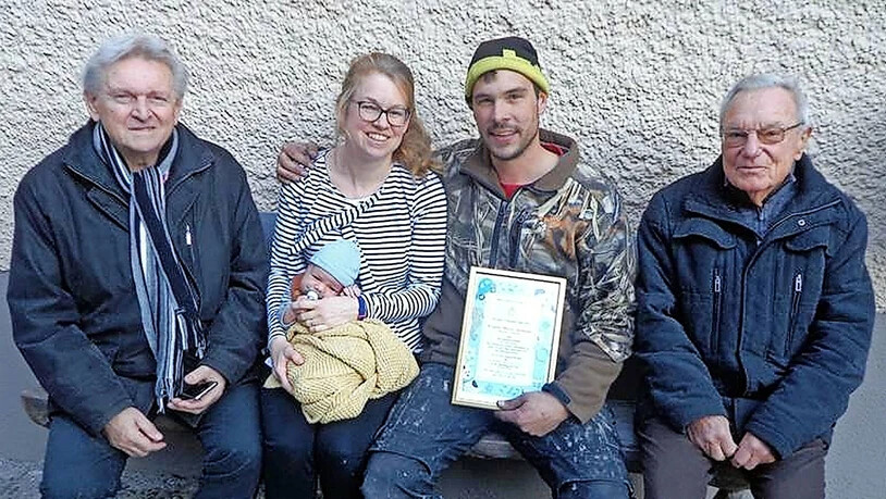 So werden Fridoline begrüsst: Die Delegation des Fridlibundes mit Fridolin Hauser (links) und Fritz Stüssi (rechts) begrüsst das 23 Tage alte Mitglied Fridolin Martin Schnyder. Die Eltern Marlène und Rolf Schnyder-Baur freuen sich darüber.