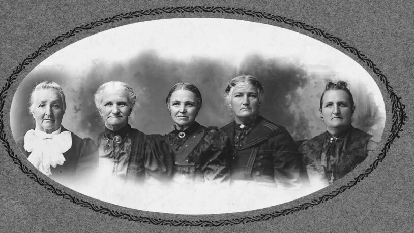 Ums Jahr 1902 im Bild vereint: (von links) Katherina Blumer-Legler (69), Agatha Szitnick-Legler (65), Magdalena Figi-Legler (61), Anna Tschudy-Legler (55) und Sybilla Elmer-Legler (53) posieren in der Neuen Welt für den Fotografen.