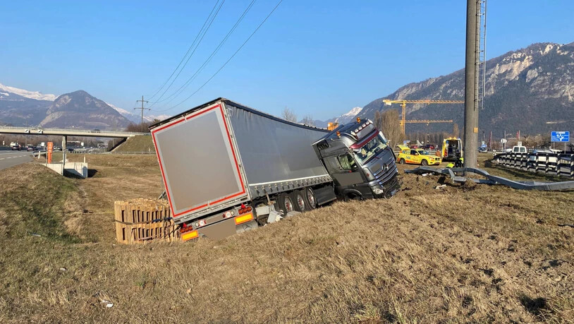 Bild vom Unfallort: Der Lastwagen mit Anhänger des Bündner Fahrers bleibt auf einem Grünstreifen stehen.