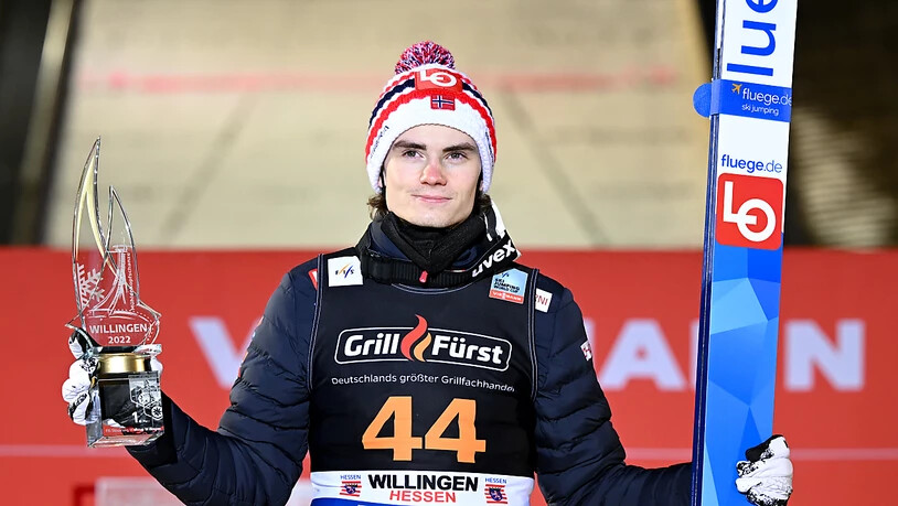 Das Lächeln des Siegers: Marius Lindvik, hier bei seinem Sieg bei der Olympia-Hauptprobe in Willingen, fliegt derzeit im Hoch.