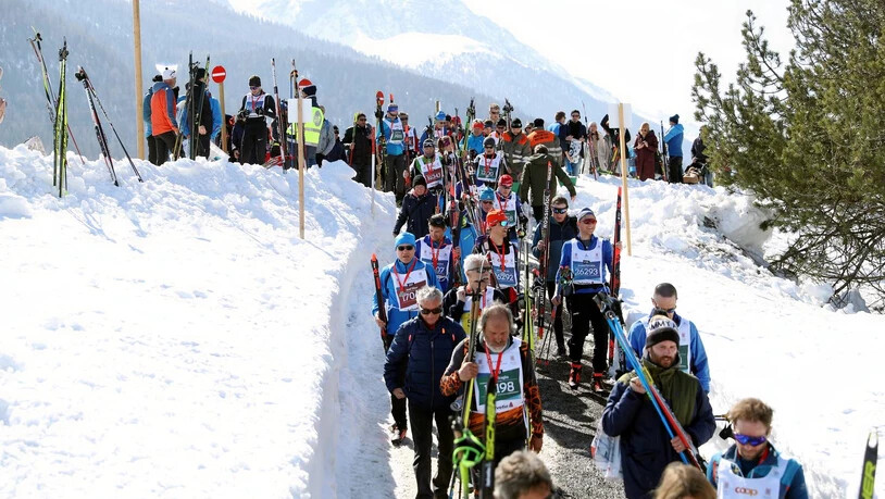 Die Athletinnen und Athleten verlassen das Zielgelände.