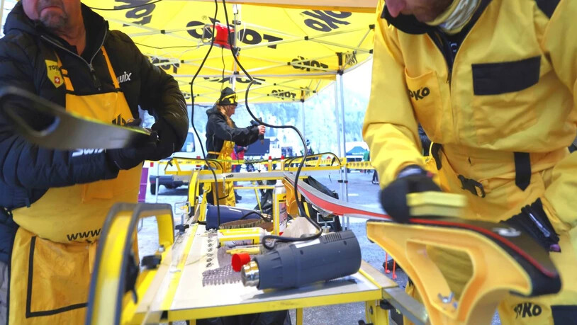 Wachsen der Skier vor dem Start.