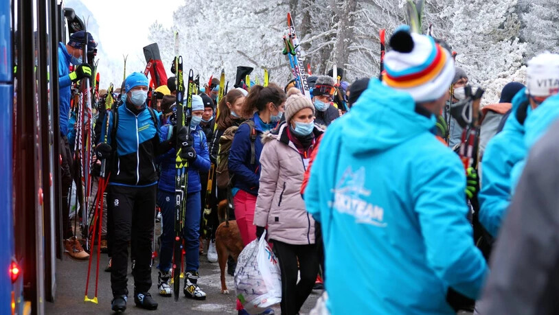 Impression von den Startvorbereitungen zum 52. Engadin Skimarathon von Maloja nach S-chanf am 13. März 2022 in Maloja.