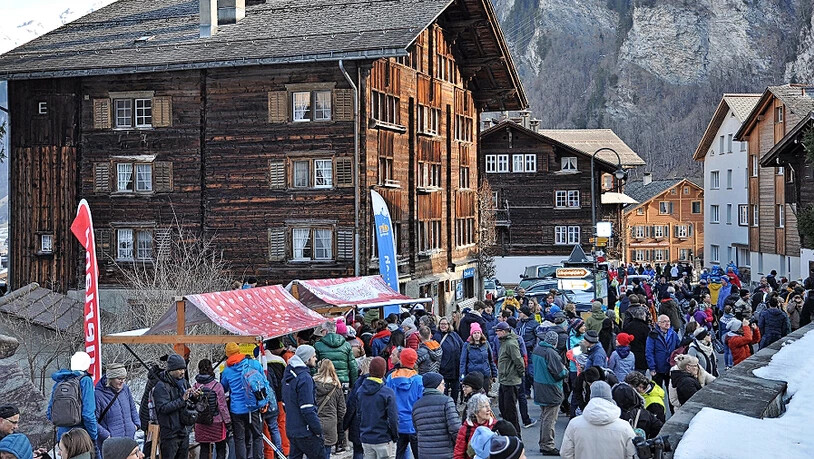 Kein gewöhnlicher Tag: Am Sonntag zieht es viele Menschen nach Elm – dabei können sie nicht nur beobachten, wie die Sonne durchs Martinsloch auf die Kirche scheint, sondern auch das neu gestaltete Besucherzentrum der Tektonikarena Sardona entdecken. 