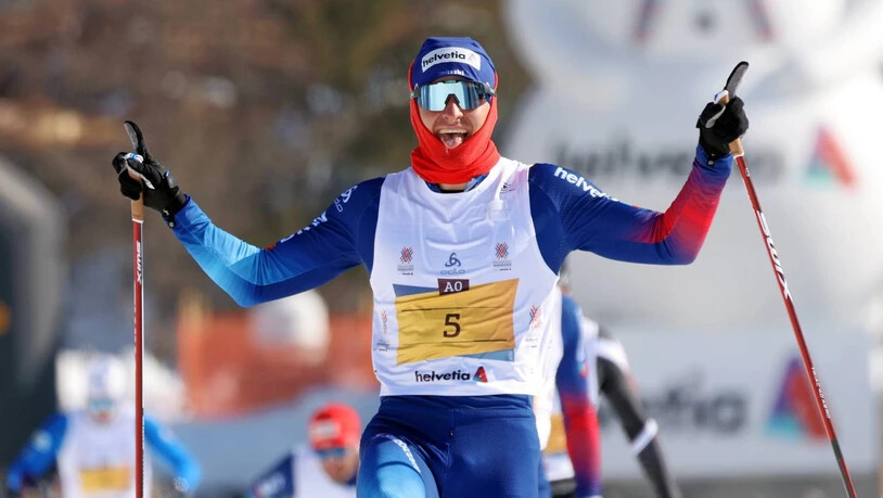 Der Schnellste: Roman Furger überquert als Erster die Ziellinie in S-chanf und gewinnt den 52. Engadin Skimarathon.