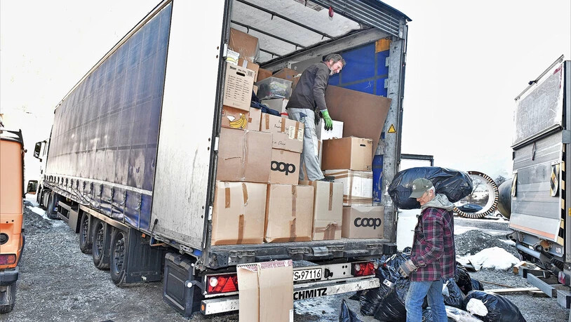 Randvoll: Hansjürg Hess füllt den polnischen Sattelschlepper mit 24 Tonnen Hilfsgüter für die ukrainischen Flüchtlinge.