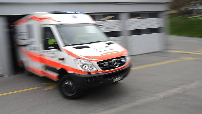 Die Rettung Chur überführte den 76-jährigen E-Bike-Fahrer mit einer Gehirnerschütterung und Prellungen an den Rippen ins Kantonsspital Graubünden. 