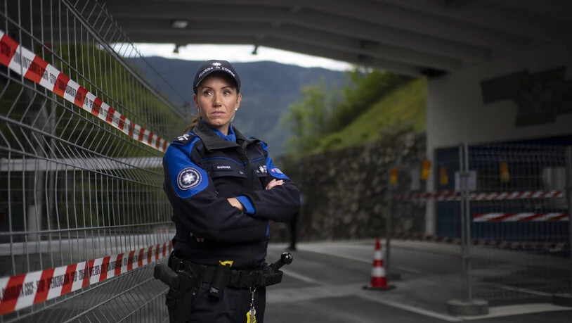 Vielseitig: Selina Gasparin arbeitet neben dem Sport auch als Grenzwächterin, wie hier bei der Arbeit am Zoll in Campocologno.