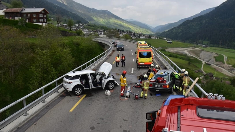 Aus dem Archiv: Verkehrsunfall auf der Bogenbrücke Punt Val Mulinaun zwischen Rabius und Sumvitg. 