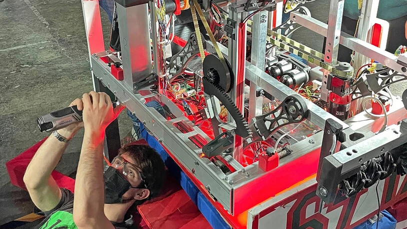 Pit-Stop: Der Roboter «Helios» wird in Istanbul zwischen den Wettkämpfen ausgebessert. 