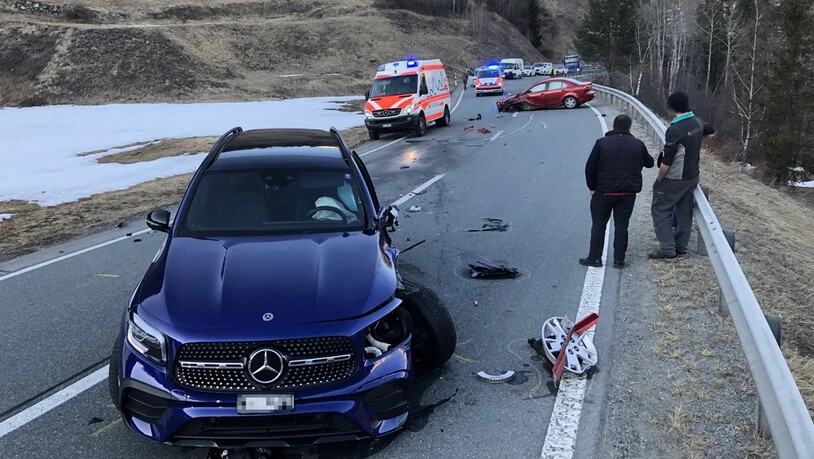 Grosser Schaden und zwei Verletzte: Auf der Hauptstrasse in Ardez kollidierten zwei Autos seitlich-frontal. 