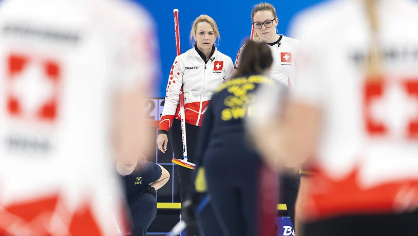 Silvana Tirinzoni (links) und Alina Pätz, beschützt von ihren Mitspielerinnen