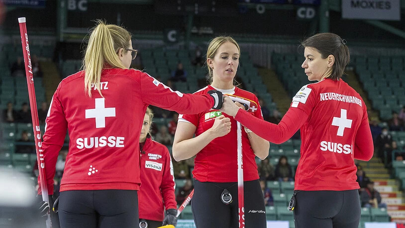 Die Schweizer Curlerinnen bleiben auf Kurs. Von links: Alina Pätz, Melanie Barbezat, Esther Neuenschwander