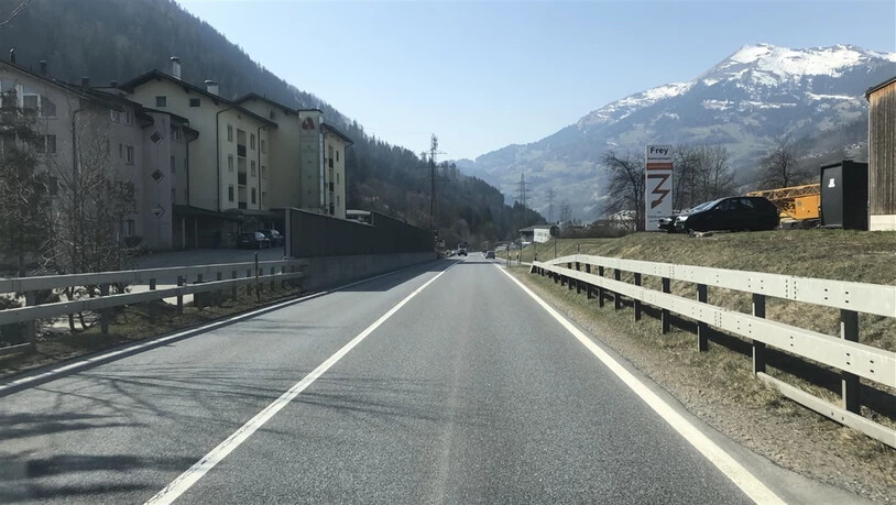 Zeugenaufruf: in Mercedes gerät auf die Gegenfahrbahn in Schiers. Das entgegenkommende Auto muss stark abbremsen und kann eine Frontalkollision vermeiden.