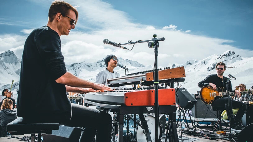 Live is life: Die Bands treten mitten im Skigebiet auf und spielen - dem Festivalnamen getreu - live.