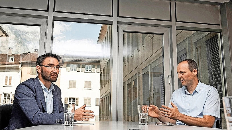 «Die Bank arbeitet tatsächlich gut, das muss man anerkennen»: Für Thomas Tschudi von der SVP (links) ist jetzt der richtige Zeitpunkt, um die Weichen für die Zukunft zu stellen, während für Samuel Zingg und die SP kein Handlungsbedarf besteht. 