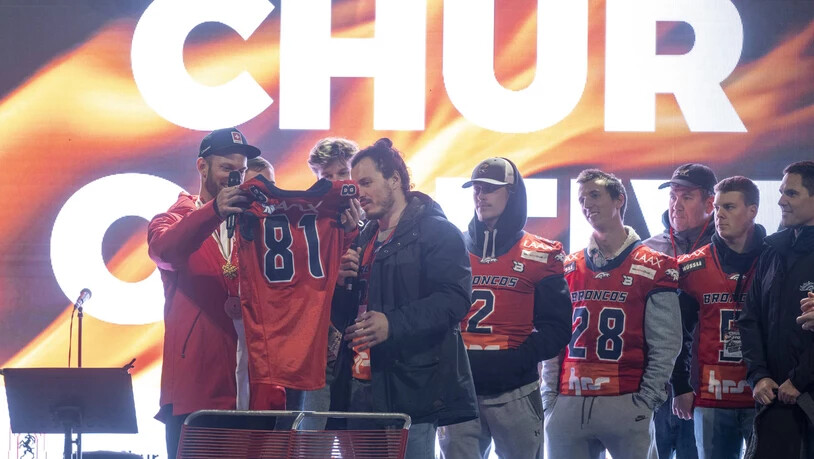 Sportlicher Besuch: Auch die Calanda Broncos sind vor Ort und empfangen den Skicrosser Fiva.