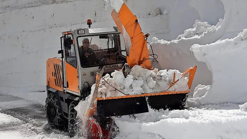 Eine nicht ungefährliche Arbeit: Meter um Meter frisst sich die Fräse durch den mehrere Meter hohen Schnee.