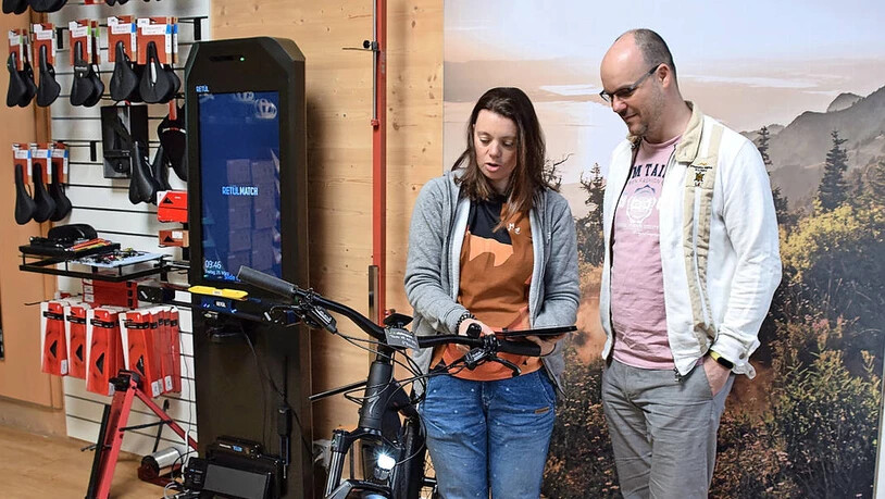 Neuheiten wollen erläutert werden: Nicole Weber erklärt dem Spezialisten für digitale Transformation, Ivan Büchi, wie die Fernwartung von Velos funktioniert. 