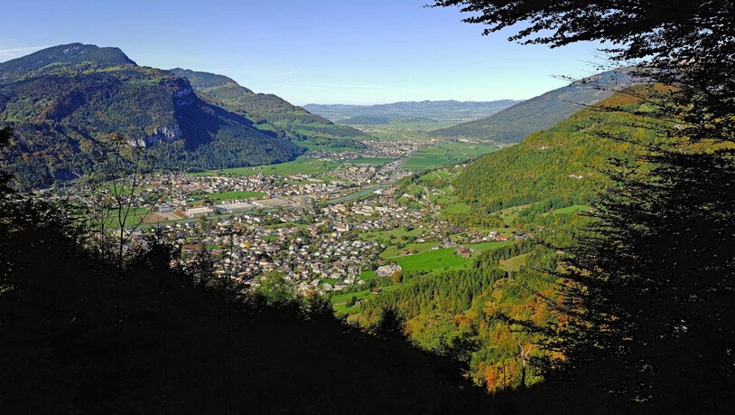 Sonnige Aussichten: Glarus Nord – hier mit Mollis im Vordergrund und von der Mullernstrasse aus fotografiert – hat die betrieblichen Ausgaben und Einnahmen im Gleichgewicht, mit den Investitionen wachsen aber auch die Schulden.