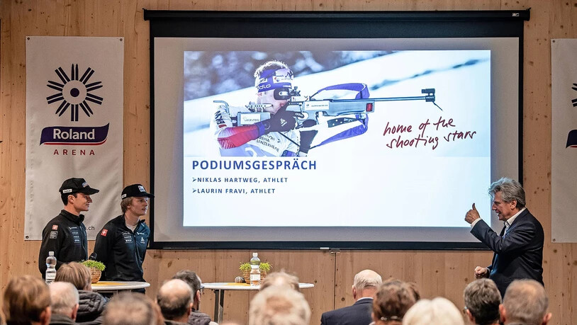 Profitieren bereits von optimalen Trainings- und Wettkampfbedingungen vor der eigenen Haustüre: Die Biathleten Niklas Hartweg (links) und Laurin Fravi werden vom Podiumsleiter Bernhard «Berni» Schär interviewt.