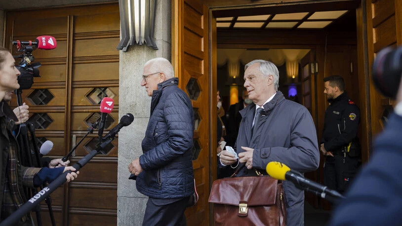 Der ehemalige Raiffeisenchef Pierin Vincenz, links, verlässt mit Anwalt Lorenz Erni die Urteilseröffnung des Raiffeisen-Prozesses des Zürcher Bezirksgerichts.