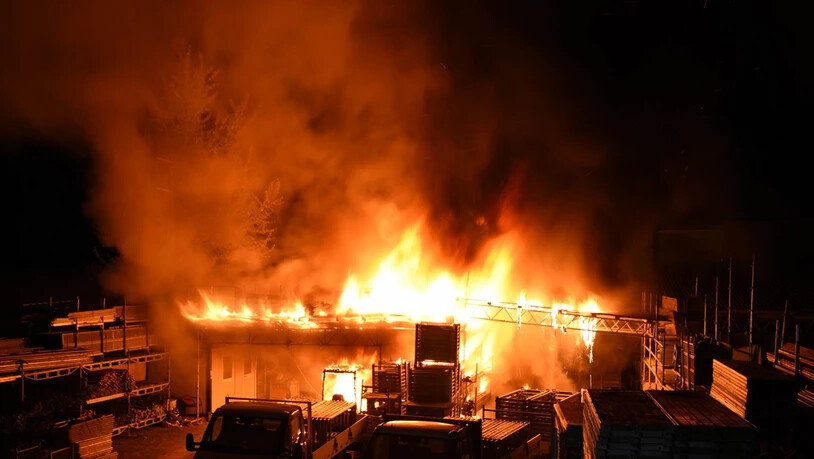 Hohe Flammen: Ein Magazin in Landquart brennt lichterloh.