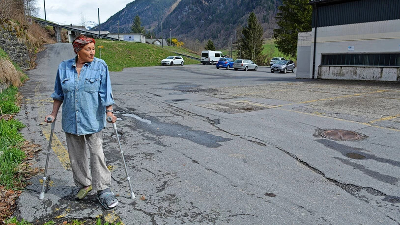 Das Loch des Anstosses: Rentnerin Trix Guldimann zeigt, wo sie sich ihren Fuss gebrochen hat.