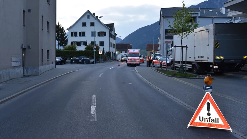 Morgendämmerung in Domat/Ems: Um 5.45 Uhr kollidierte ein Lastwagen mit einem Velofahrer. 