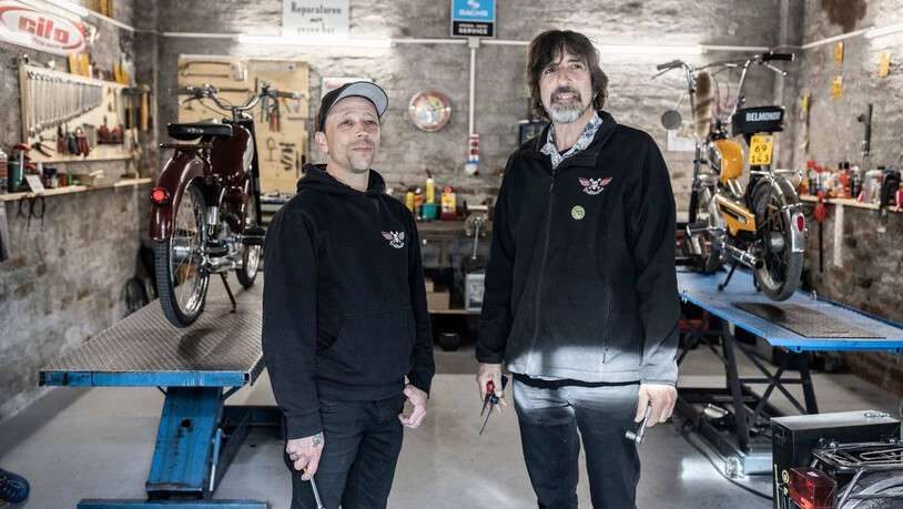 In der Werkstatt in Ennenda: Die «Fridlibuäbä» Marc Schlumpf (links) und Peter Hefti verjüngen nach Feierabend Töffli, die noch älter sind als sie selbst.