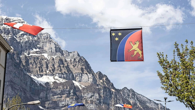 Tanzt aus der Reihe: Über der Hauptstrasse in Glarus wehen Flaggen mit den alten Gemeindewappen, im Falle Luchsingens allerdings jene der kurzlebigen Fusionsgemeinde.