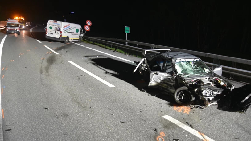 Frontalkollission zwischen Lieferwagen und Auto: Die beiden Insassen des Autos verletzten sich dabei.