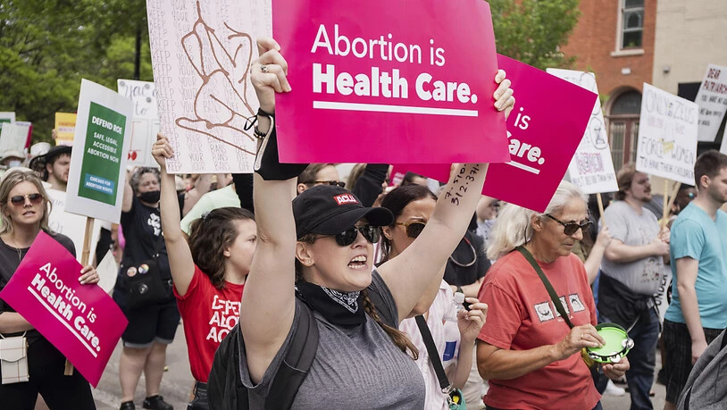 Demonstranten und Demonstrantinnen, die mit Plakaten mit der Aufschrift «Abortion is Health care» (dt. Abtreibung ist Gesundheitsvorsorge) für das Recht auf Abtreibung demonstrieren, versammeln sich im West Town. Mehre Organisation haben zu…
