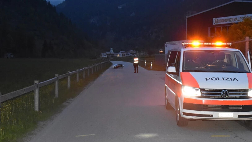 Gestürzt: im Hintergrund erkennt man die Unfallstelle, an der ein 51-Jähriger mit seinem Roller gestürzt ist.