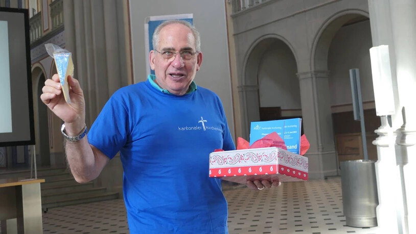 Will die Leute «gluschtig» für den Kantonalen Kirchentag 2022 machen: OK-Präsident Martin Laupper mit einem Kirchentag-Salami. Brot, Käse und Salami werden schon vor Pfingsten als Werbegag in ausgewählten Geschäften im Kanton Glarus verkauft.