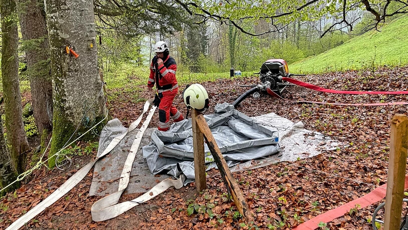 Arbeit für Mensch und Maschine: Die Motorspritze im Hintergrund muss Wasser vom Bächibach auf den Schlattberg pumpen. Das Wasser wird in Löschbecken gefüllt.